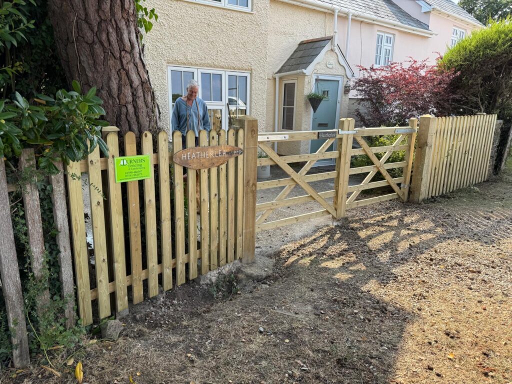 Palisade fence and five-bar gate, Sway