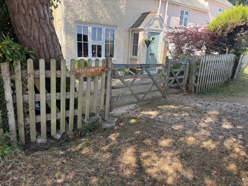 Palisade fence and five-bar gate, Sway
